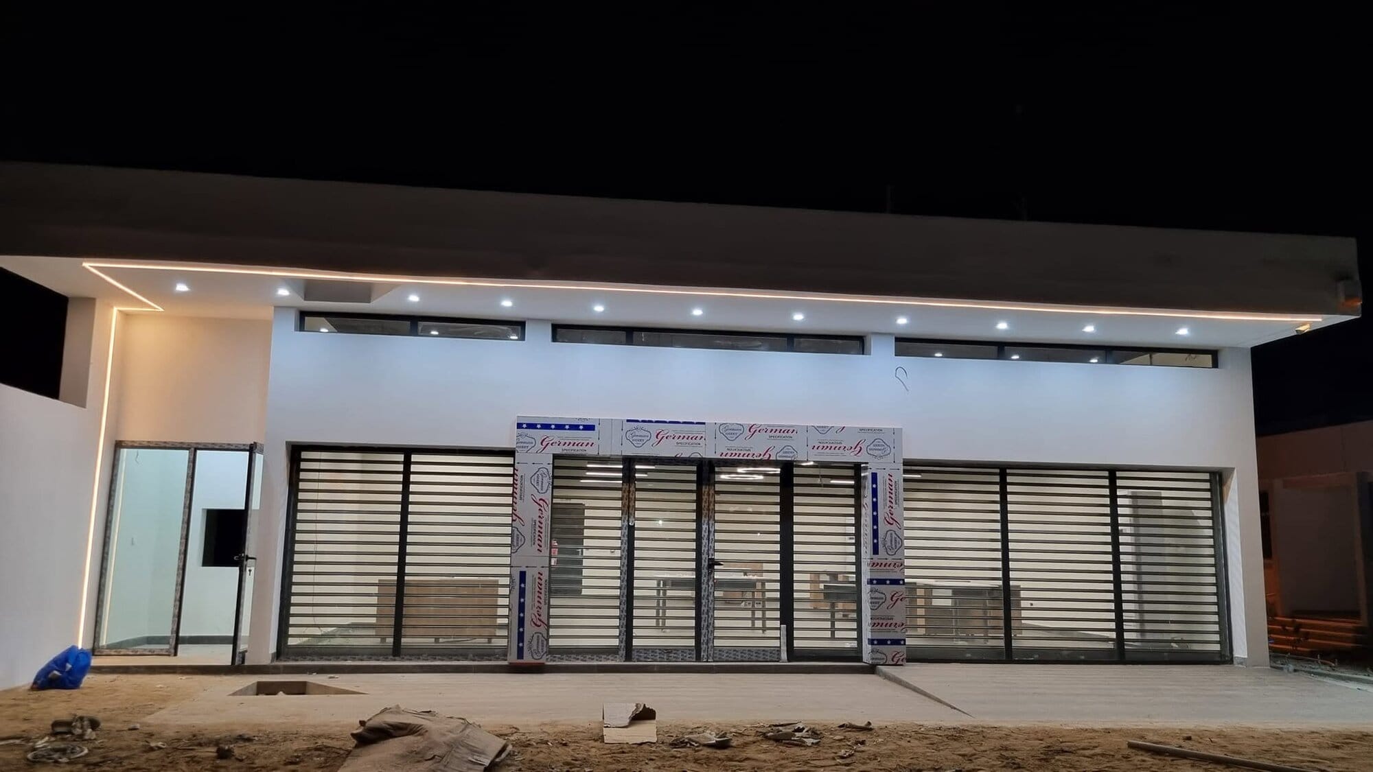 Agence livrée par Build & Brand Concept, façade de nuit