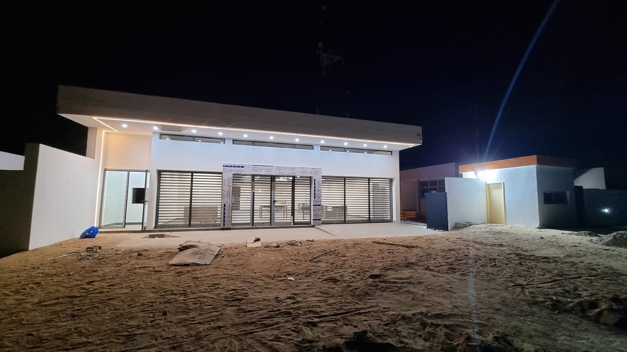 Agence terminée, autre angle de façade